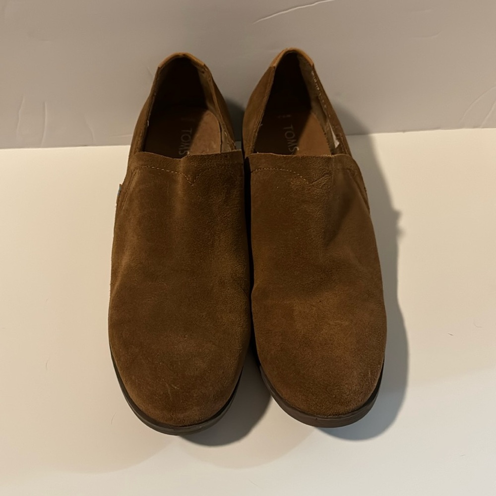 Women’s 9.5 brown suede TOMS loafer in excellent used condition